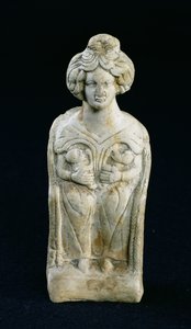 Statuett av en morgudinne som ammer to barn (hvit terrakotta)